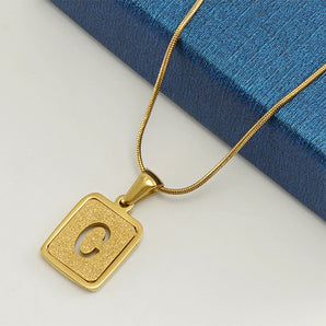 Gold- und Silberkette aus Edelstahl im Alphabet-Design